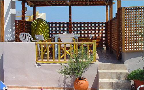 Pergola and dining table on the roof terrace